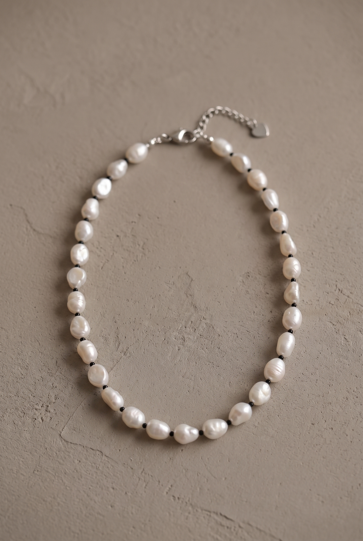 DropIQ white baroque pearl necklace with black spacer beads